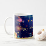 Taza De Café Feliz Hanukkah Hermosa festividad Judía<br><div class="desc">Feliz Hanukkah Hermosa festividad judía de café tazón y diseño de la copa. Fondo de Hanukkah de vacaciones judías con símbolos tradicionales de Chanukah - dreidels de madera (hilando arriba), donuts, menorah, velas, estrella de David y papel tapiz de luces brillantes, patrón decorativo para Hogar, Cocina y Comedor, Drinkware, Mugs...</div>