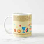 Taza De Café Feliz Hanukkah Hermosa festividad Judía<br><div class="desc">Feliz Hanukkah Hermosa festividad judía café taza y copa. Fondo judío de Hanukkah con símbolos tradicionales de Chanukah - dreidels de madera (hilando arriba),  donuts,  menorah,  velas,  estrella de David y patrones de papel tapiz de luces brillantes. Decoración del Festival Hanukkah. Jerusalén,  Israel.</div>