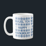 Taza De Café Feliz Hanukkah Mazel Tov Star de David Menorah<br><div class="desc">Feliz Hanukkah Mazel Estrella de la Tov de David Menorah Festival Hebreo de la Celebración de la Luz Festividad Judía Snowflakes Typography Pattern Coffee Mug</div>