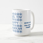 Taza De Café Feliz Hanukkah Mazel Tov Star de David Menorah<br><div class="desc">Feliz Hanukkah Mazel Estrella Tov de David Menorah Festival Hebreo de la Celebración de la Luz Festividad Judía Snowflakes Typography Pattern Coffee Mug con texto y nombre personalizado</div>
