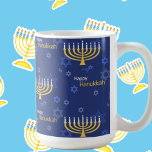 Taza De Café Feliz Hanukkah Menorah<br><div class="desc">Celebrar ocho días y ocho noches del Festival de las Luces con tarjetas Hanukkah y regalos. El festival de las luces está aquí. Encienda la menorah, juegue con el dreidel y festín sobre los lagos y los suganiots. Celebra el espíritu de Hanukkah con amigos, familia y seres queridos deseándoles Feliz...</div>