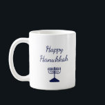 Taza De Café Feliz Hanukkah Simple Blue Menorah<br><div class="desc">Feliz tazón de café de Hanukkah,  con un sencillo diseño de menorah azul y tipografía de escritura. Con letras en personalizable blanco,  puede agregar su propio texto. Una forma festiva de disfrutar de tu bebida caliente favorita.</div>