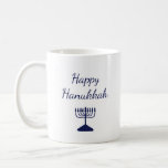 Taza De Café Feliz Hanukkah Simple Blue Menorah<br><div class="desc">Feliz tazón de café de Hanukkah,  con un sencillo diseño de menorah azul y tipografía de escritura. Con letras en personalizable blanco,  puede agregar su propio texto. Una forma festiva de disfrutar de tu bebida caliente favorita.</div>