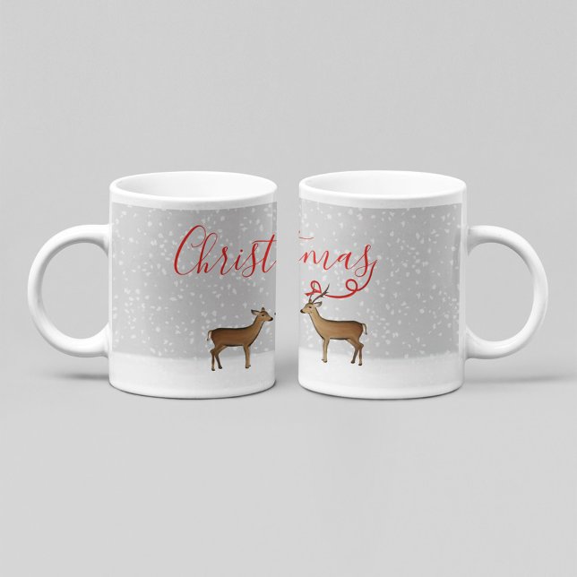 Taza De Café Feliz invierno navideño con cinta (Woodland deer Merry Christmas mug with snowy winter background and elegant red script holiday design)