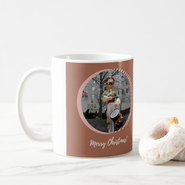 Taza De Café Feliz Navidad NYC Rockefeller Plaza Drummer Boy (Con donut)