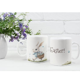 Taza De Café Feliz Pascua, conejo de Pascua caminando con huevo