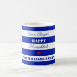 Taza De Café Feliz patrón Hanukkah rayado azul y blanco<br><div class="desc">Personalizado Happy Hanukkah Regalo Patrón rayado azul y blanco, Añadir nombre y texto, Café Mug</div>