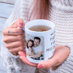 Taza De Café Feliz Recién nacido 2 del Día de la Madre al Colla<br><div class="desc">Haz tu propio regalo único del primer día de la madre personalizando el fotomatón con 2 fotos favoritas y un mensaje personalizado.</div>