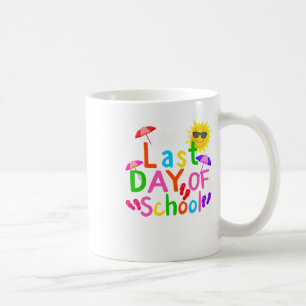 Taza De Café Feliz Último Día De Graduación Escolar De Estudian