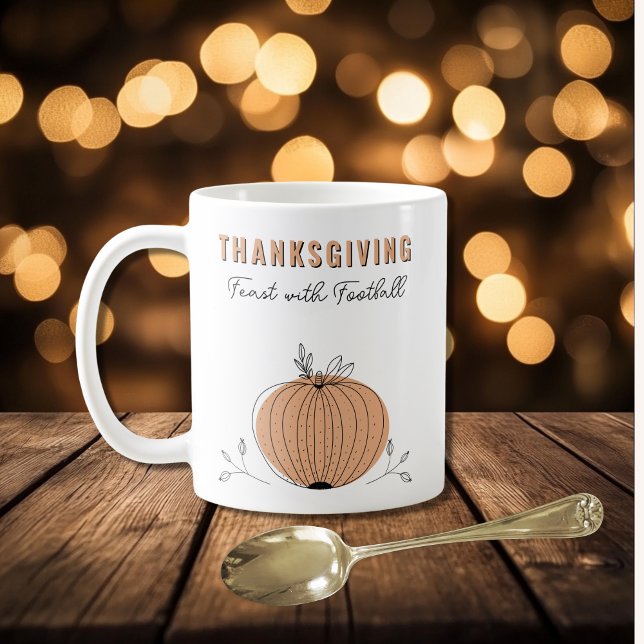Taza De Café Festividad de Acción de Gracias con calabaza Naran (Thanksgiving Feast with Football Orange Pumpkin Coffee Mug)