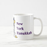 Taza De Café Festividad de los rascacielos Hanukkah Gelt NYC de<br><div class="desc">Mug presenta un original ilustracion de marca de un clásico monumento de NYC "vestido" para la festividad de Hanukkah. Este ilustracion Chanukah también está disponible en otros productos. ¿No ves lo que estás buscando? ¿Necesita ayuda con la personalización? Contacte con Rebecca para que tenga algo diseñado para usted.</div>