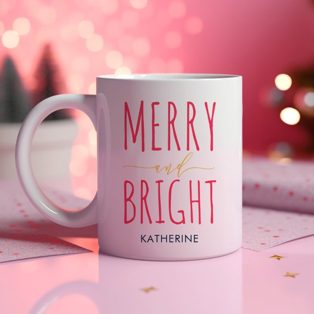 Taza De Café Festividad en Monograma Brillante y Merry con letr (Merry and Bright modern typography holiday mug with monogram name for a fun Christmas gift.)