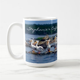 Taza De Café Fiesta de Pelícanos Blancos en el lago Personaliza
