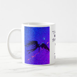 Taza De Café Figura alada oscura volando a través del espacio y