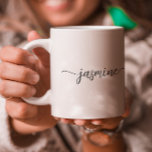 Taza De Café Firma de nombre de monograma blanco elegante<br><div class="desc">Monograma Blanco Y Negro Girona Minimalista Sencillo Nombre Firma Script Personalizado Café Personalizado. Este diseño presenta su nombre de pila en un estilo de letra con letras de bonito swash tail, tipografía de la marca de la letra negro sobre fondo de color blanco. Son fáciles de personalizar. Gran regalo elegante...</div>