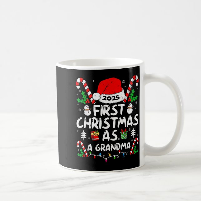Taza De Café First Christmas As A Grandma 2025 Family Matching  (Derecha)