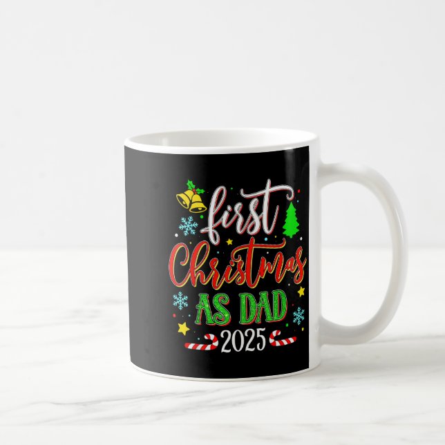 Taza De Café First Christmas As Dad 2025 Festive Holiday Celebr (Derecha)