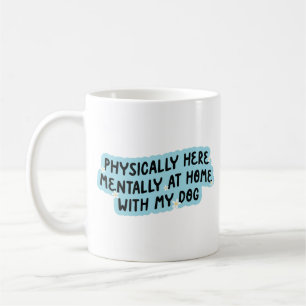 Taza De Café Físicamente aquí mentalmente en casa con mi perro