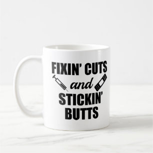 Taza De Café Fixin' Cuts y Stickin' Butts divertida camisa de e