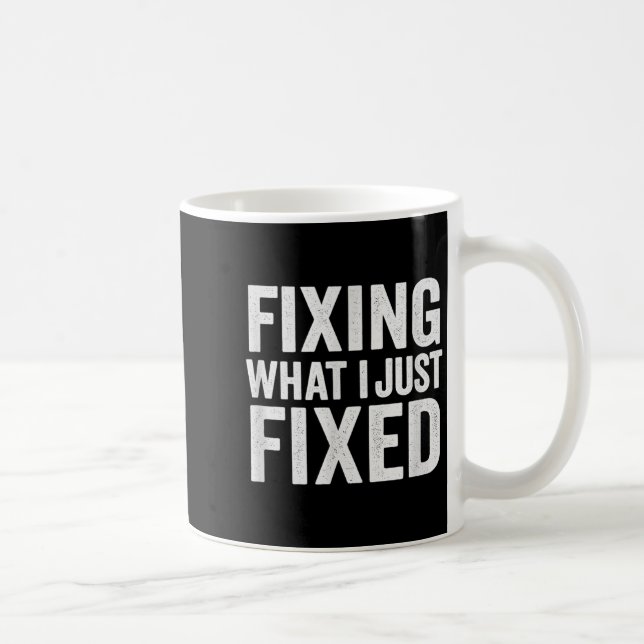Taza De Café Fixing What I Just Fixed Funny Mechanic Diy Garage (Derecha)