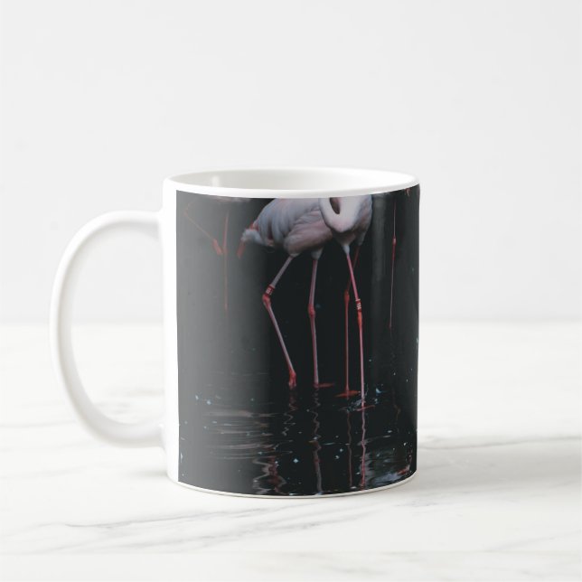 TAZA DE CAFÉ FLAMINGO EN EL FONDO OSCURO (Izquierda)