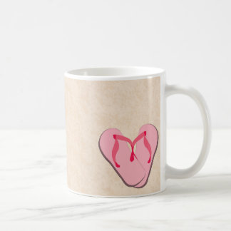 Taza De Café Flip-Flops rosa en el tapete de la playa