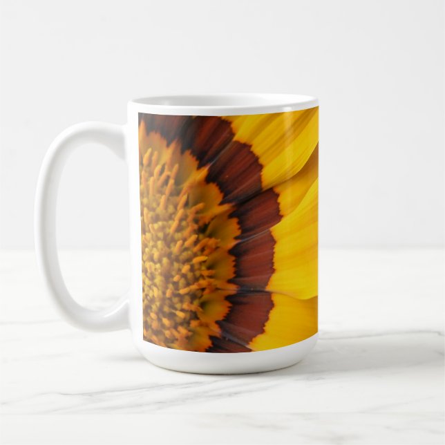 Taza De Café Flor amarilla sobre fondo negro (Izquierda)