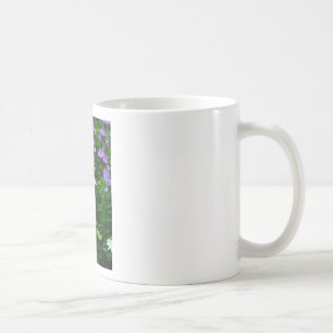 Taza De Café Flor de cono blanco, flores moradas y polilla