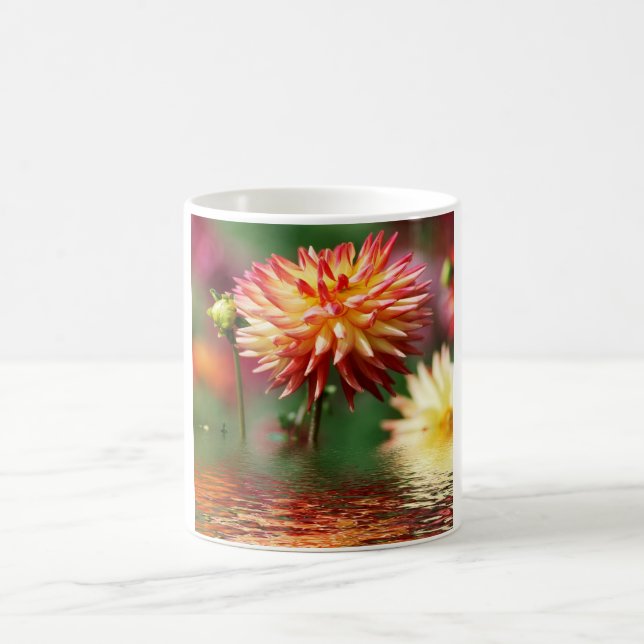 Taza De Café Flor de Dahlia sobre el agua (Centro)