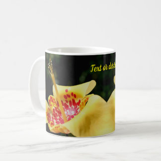 Taza De Café Flor de lirio amarilla personalizada