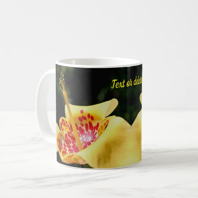 Taza De Café Flor de lirio amarilla personalizada (Anverso izquierdo)