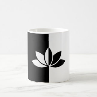 Taza De Café Flor Lotus blanca y negra elegante