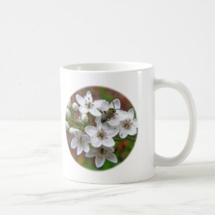 Taza De Café Flor silvestre blanca y mosca de abeja