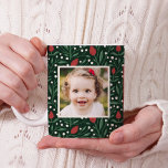 Taza De Café Floral 2 Navidades clásicos<br><div class="desc">Esta hermosa taza presenta un patrón floral dibujado a mano en Navidades tradicionales de colores rojo, verde y marfil sobre un fondo verde oscuro. El estilo combina con muchas temáticas de decoración: tradicional, rústica, casa de campo, contemporánea, etc. Hay dos plantillas de fotos, así como plantillas de texto para personalización....</div>