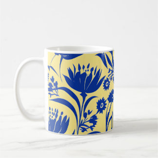 Taza De Café Floral Azul De Cornflower Moderna Sobre Amarillo
