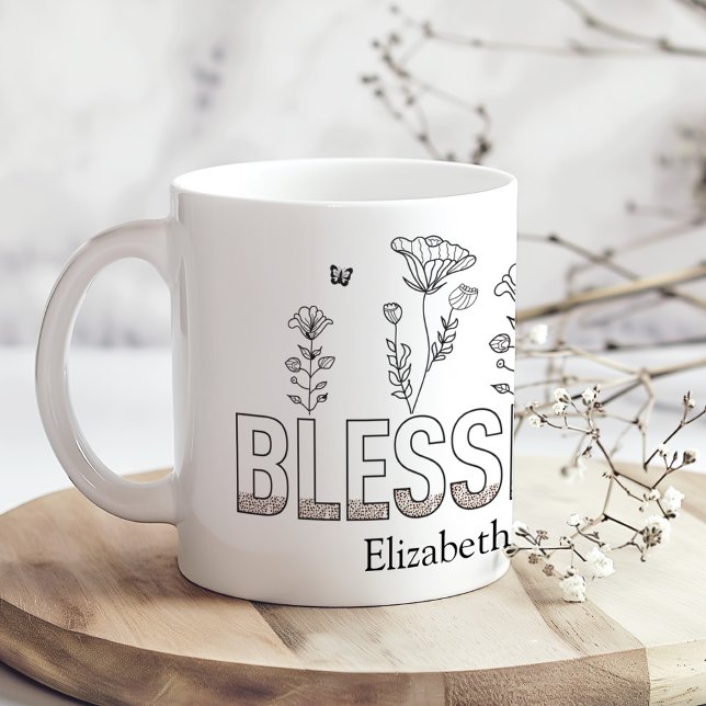 Taza De Café Floral blanca y negra en el día de la madre ("Blessed Mama" Mother's Day Black and White Floral Coffee Mug on a sunny boho wooden kitchen table)