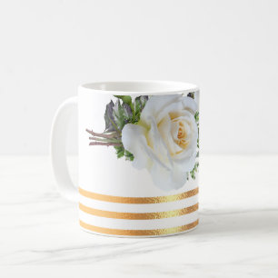Taza de café floral con borde dorado