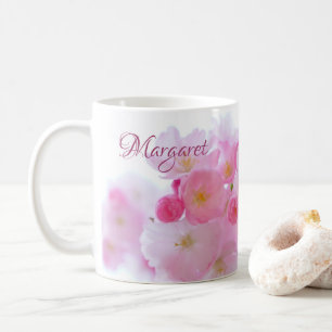 Taza de café floral de flor de cerezo rosa