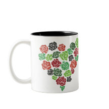 Taza de café floral de los rosas verdes y rojos