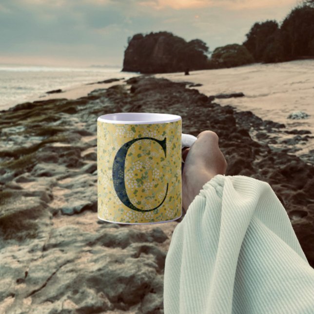 Taza De Café Floral elegante Monograma C amarillo con frase (Subido por el creador)