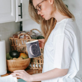 Taza De Café Floral elegante Monograma C púrpura con frase