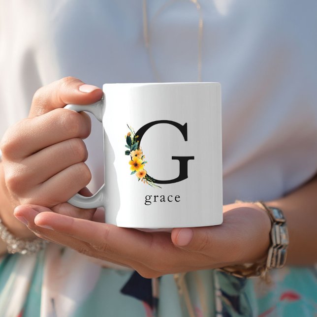 Taza De Café Floral G Monograma Mug con nombre editable (Floral G Monogram Mug with Editable Name. Yellow, Orange & Greenery Watercolor Flowers.)