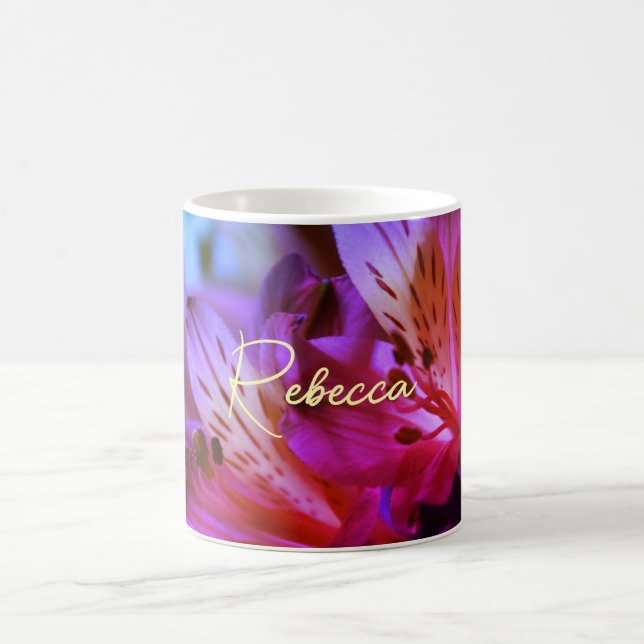 Taza De Café Floral Pink Purple Lilies Nombre Personalizable Mu (Centro)