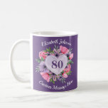 Taza De Café Floral Purple 80th Birthday Mug para las mujeres<br><div class="desc">¿Buscando un regalo de cumpleaños barato para una mujer de 80 años? A ella le encantará tomar su café o té favorito de esta encantadora taza de cumpleaños morado 80. ¡El precioso tazón floral del corazón puede ser personalizado con su nombre y su propio mensaje personalizado... regalo perfecto para la...</div>