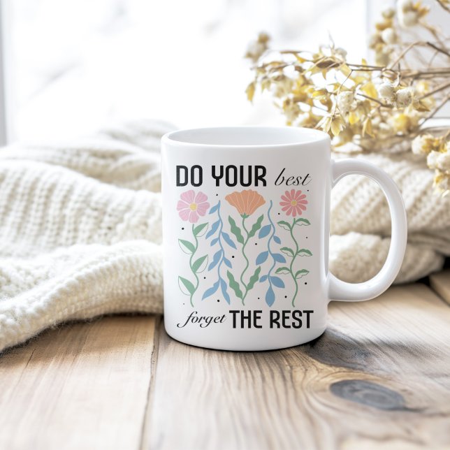 Taza De Café Floral retro ("Do Your Best Forget the Rest" Retro Floral Coffee Mug on a neutral cozy wooden table.)