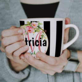 Taza De Café Floral Rosa Monogramada con Rayas Negras y Blancas