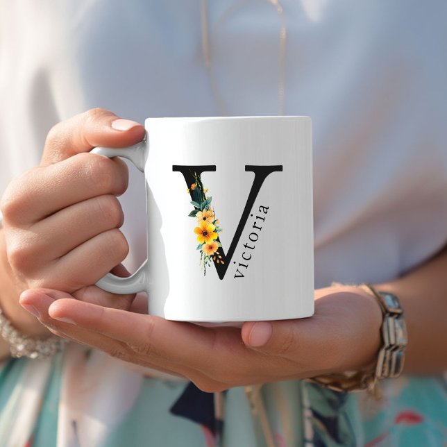 Taza De Café Floral V Monograma Mug con nombre editable (Floral V Monogram Mug with Editable Name. Yellow, Orange & Greenery Watercolor Flowers.)