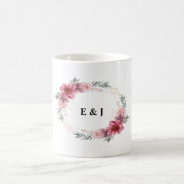Taza De Café Floral Wreath con Bride & Groom Initials Inside