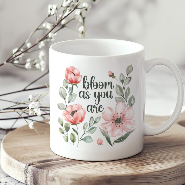 Taza De Café Florecen las flores rosadas "Bloom As You Are" ("Bloom As You Are" Pink Flowers Blooms Coffee Mug on a boho kitchen table.)