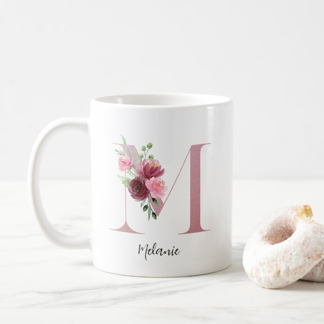 Taza De Café Flores acuáticas Monograma Rosa M Nombre personali (Con donut)